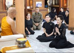 รมต.กระทรวงพาณิชย์ ศุภจี สุธรรมพันธุ์ เข้ากราบสักการะและปิดทองพระร่วงโรจนฤทธิ์ วัดพระปฐมเจดีย์ นครปฐม