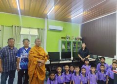 เจ้าอาวาสวัดทุ่งผักกูด นครปฐม บริจาคคอมพิวเตอร์ให้โรงเรียนวัดทุ่งผักกูดเพื่อการศึกษา